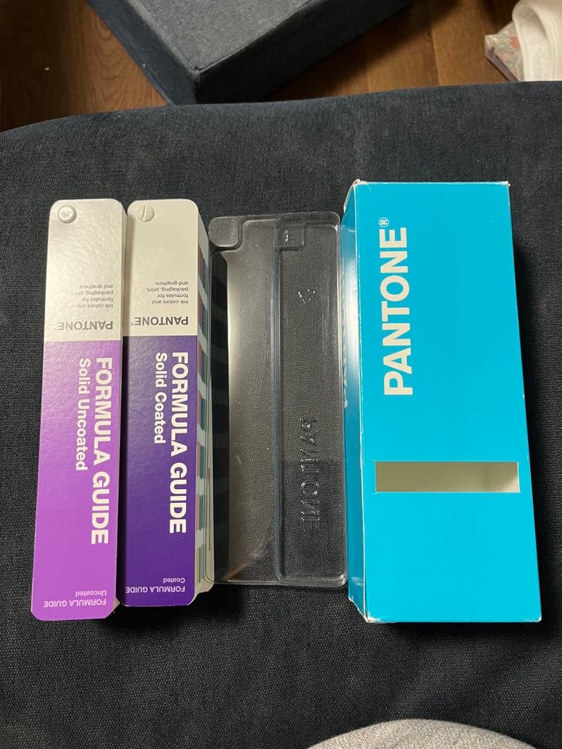 ヒナです。 PANTONE FORMULA GUIDE 2冊セット