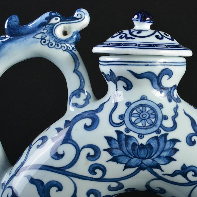 中国　大明成化年製　故宮博物院模造　青花　唐草文　龍持ち手　水注　VR7102B