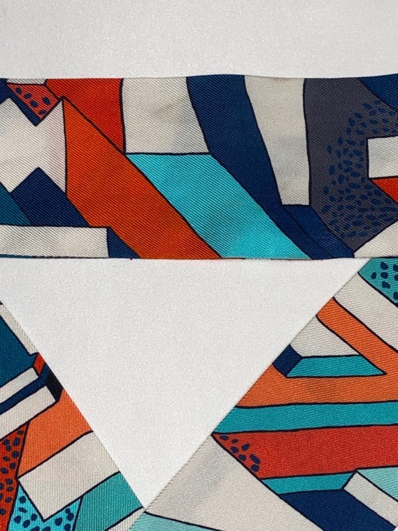 HERMES ツイリー 幾何学柄スカーフ シルク100％ オレンジ系