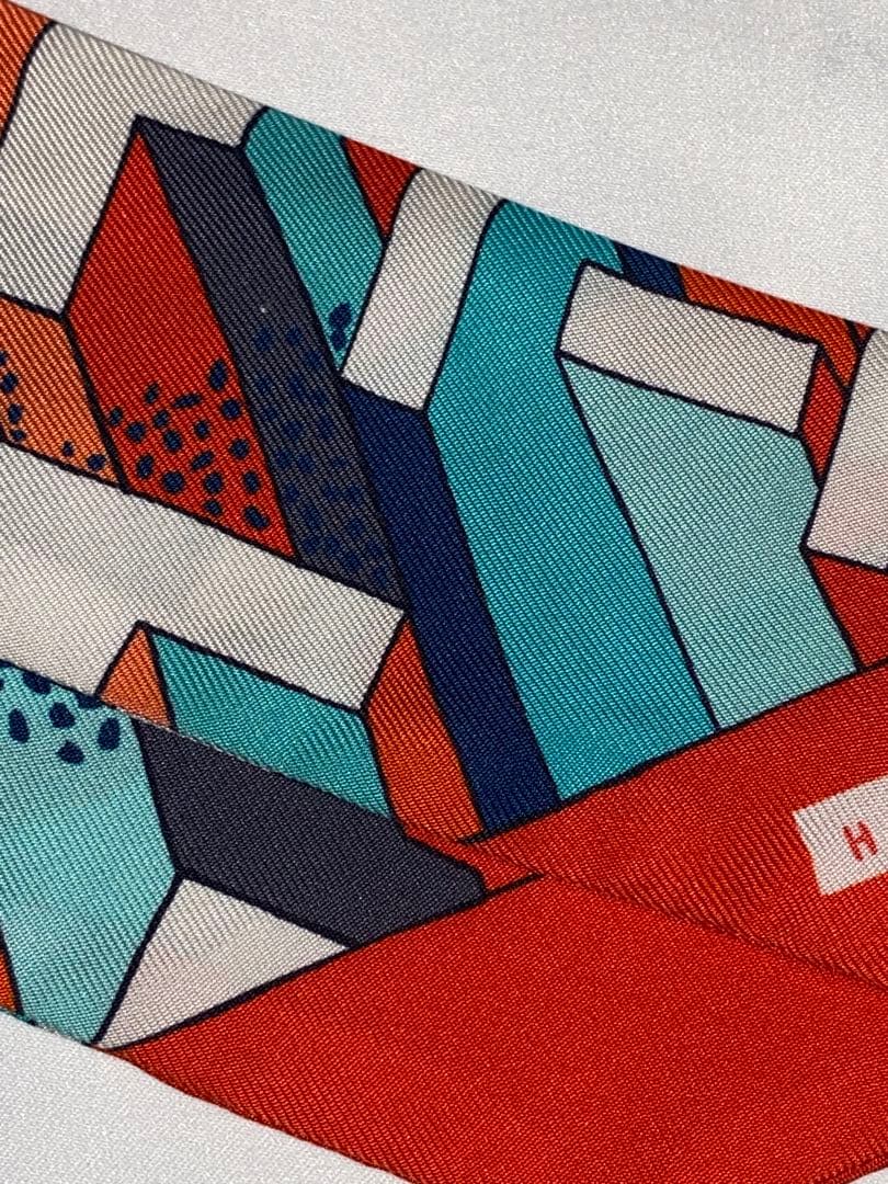 HERMES ツイリー 幾何学柄スカーフ シルク100％ オレンジ系