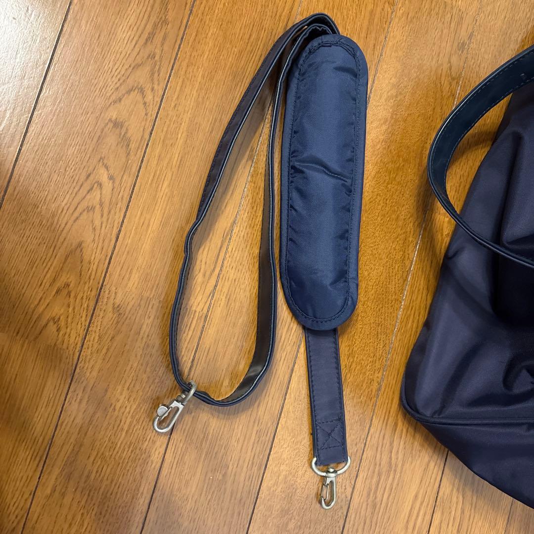 familiarネイビーナイロン2wayショルダーバッグ 赤いリンゴチャーム付き