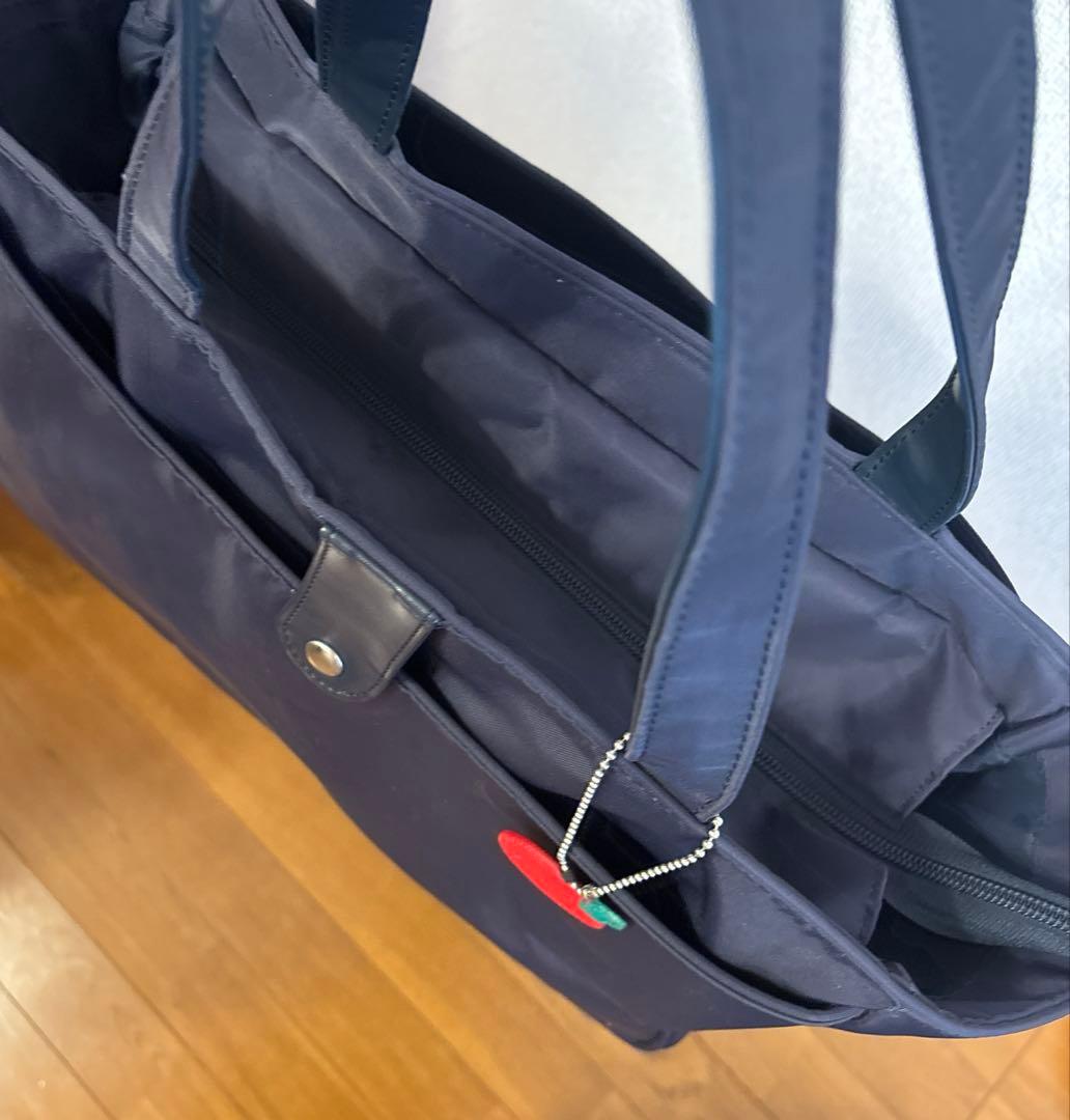 familiarネイビーナイロン2wayショルダーバッグ 赤いリンゴチャーム付き