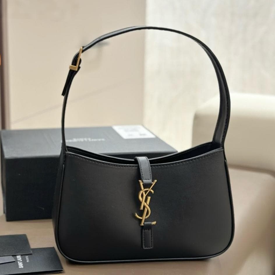 Le 5 à 7 hobo ブラック ショルダーバッグ