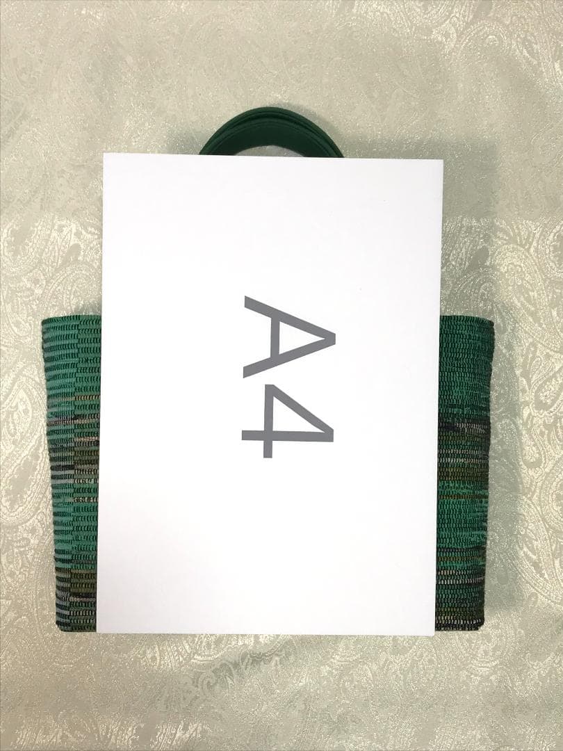 裂き織りの小ぶりなバッグ（緑色）