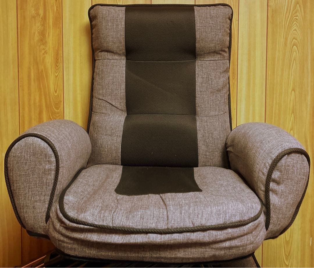 細かくリクライニングできる肘置き付き座椅子