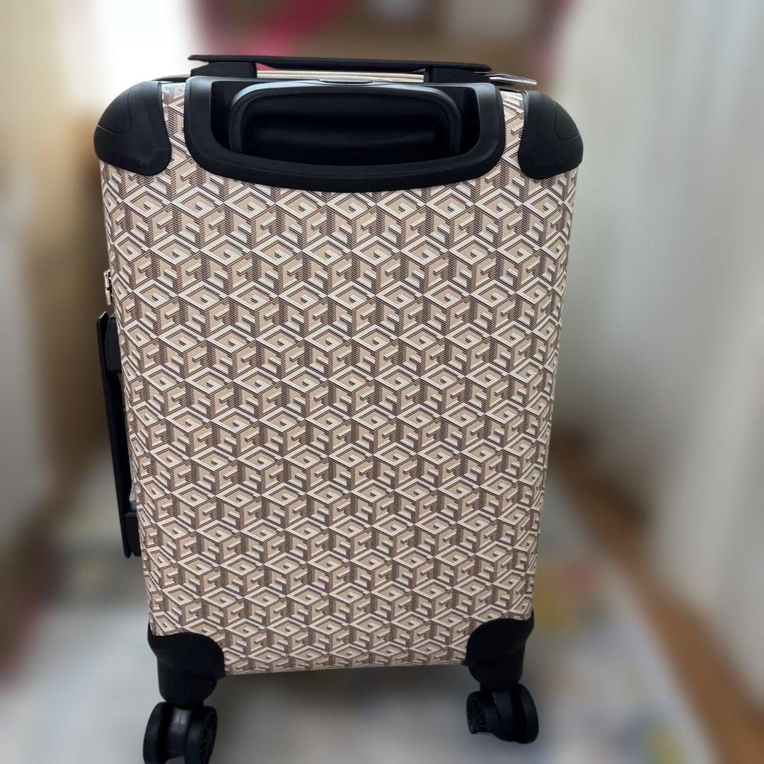 A*y様 GUESS 18インチ スーツケース（TSAロック付）