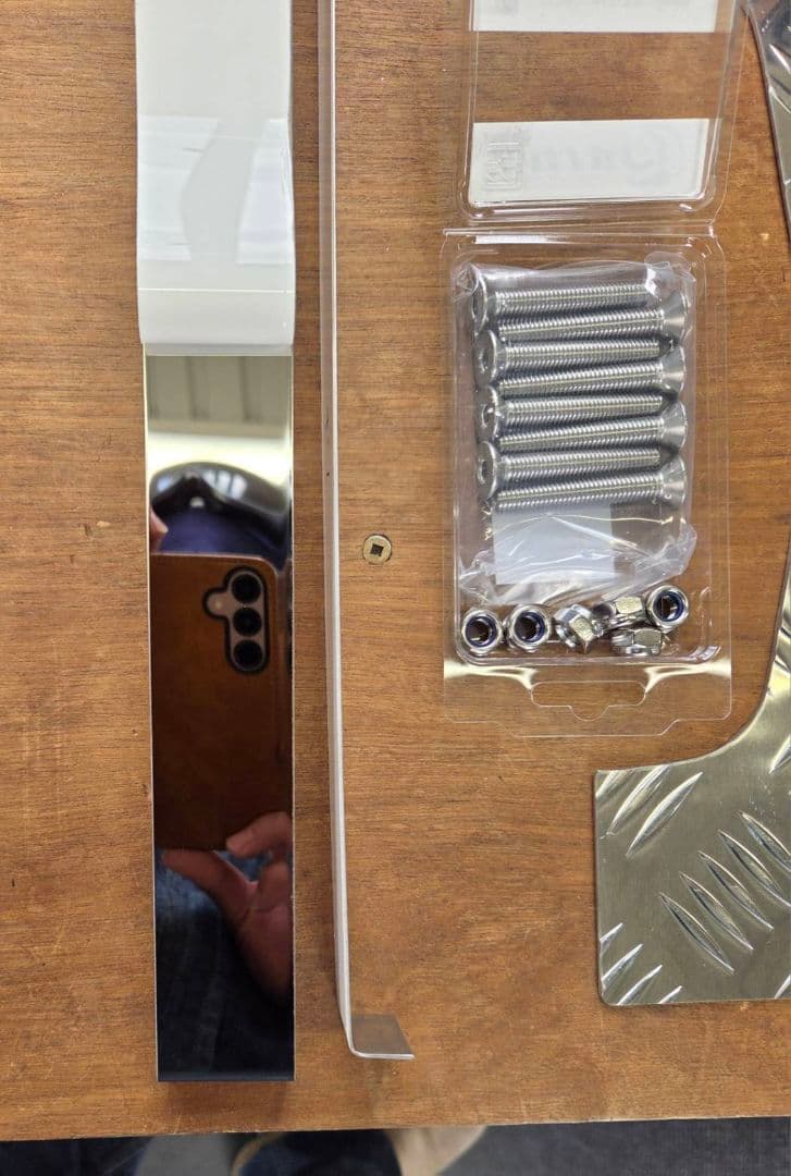 ニューギガ　アルミ縞板✕サイド鏡面、鱗ステン　ボルトナット付き