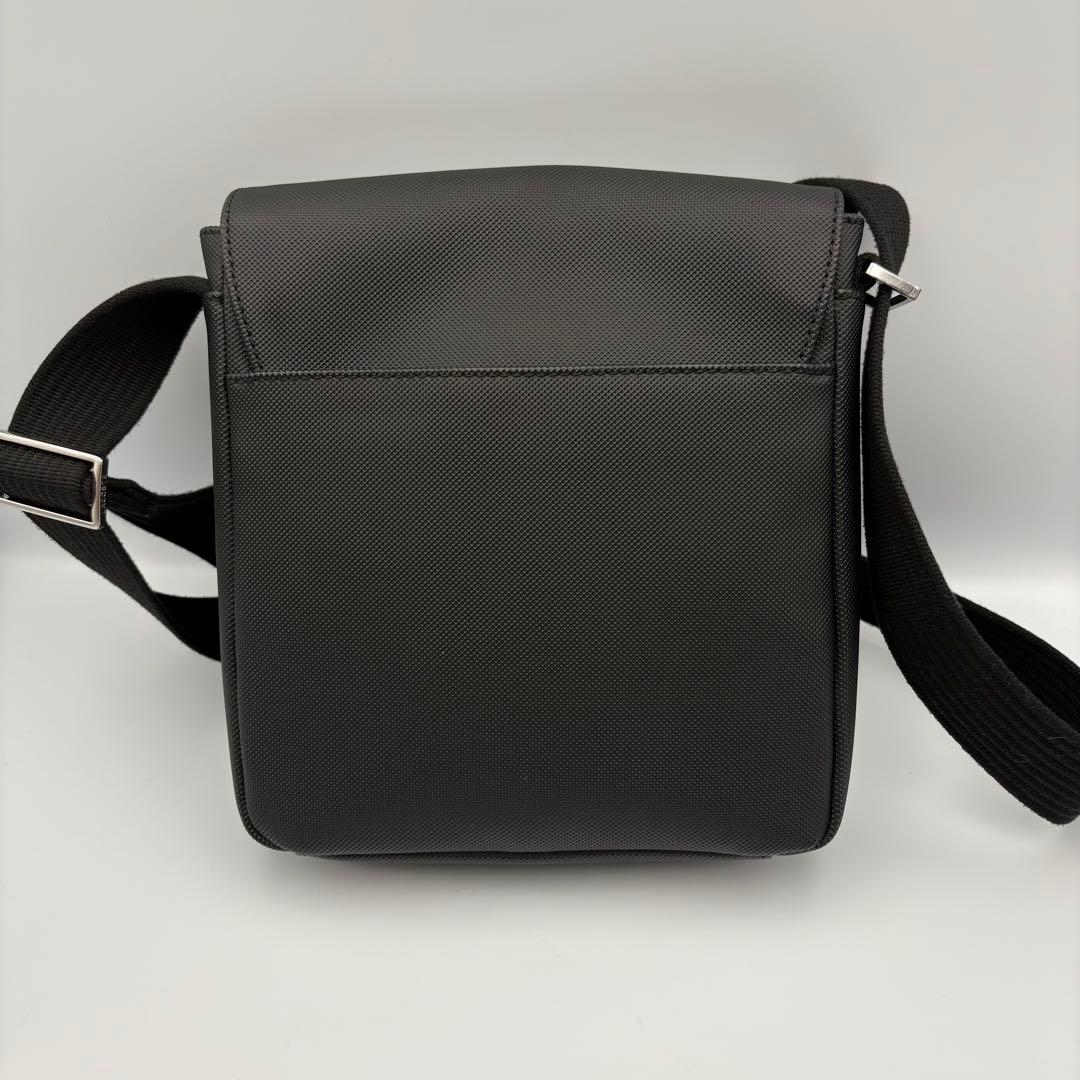 ラコステ　メンズクラシック　スリムフラップサッチェルバッグ