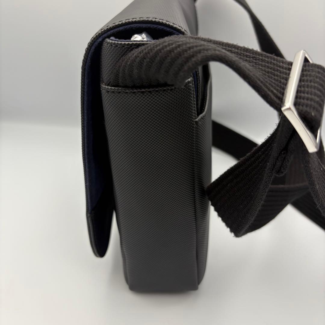 ラコステ　メンズクラシック　スリムフラップサッチェルバッグ