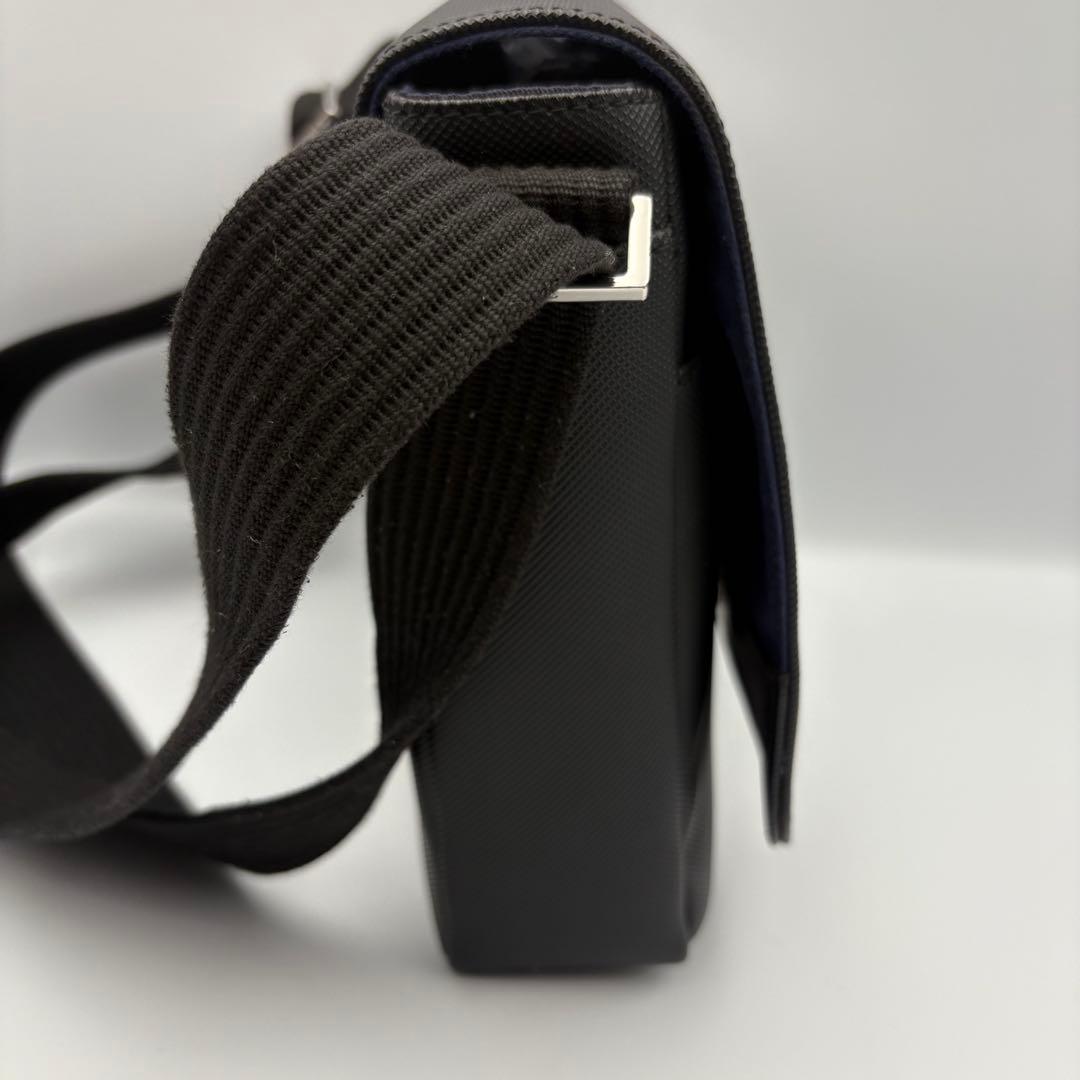 ラコステ　メンズクラシック　スリムフラップサッチェルバッグ