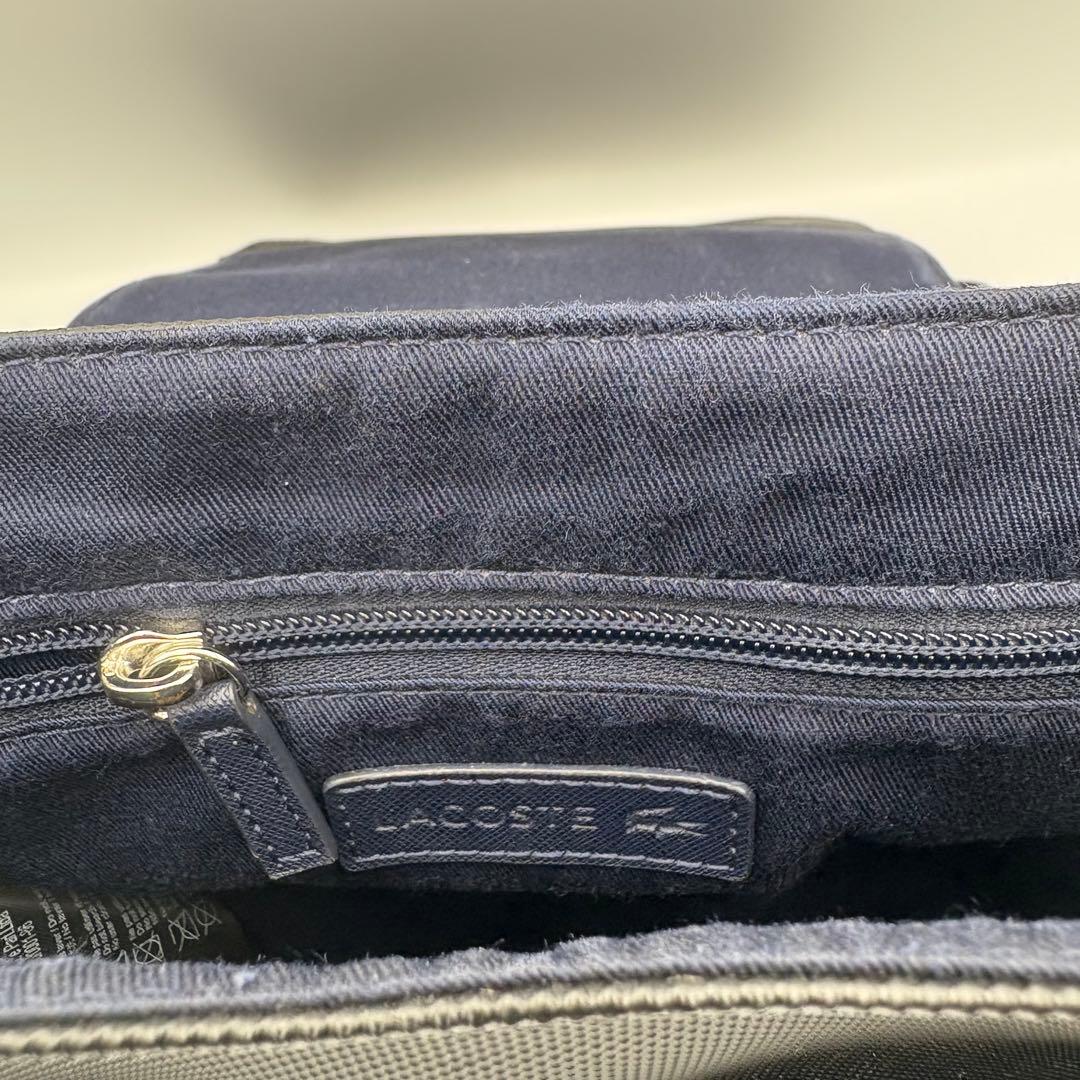 ラコステ　メンズクラシック　スリムフラップサッチェルバッグ