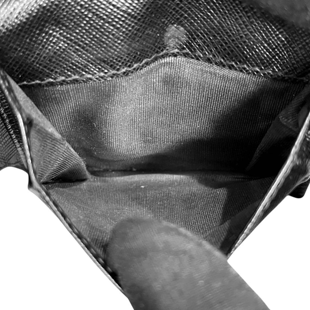 レア✨　PRADA プラダ　二つ折り財布 三角ロゴ サフィアーノ レザー　黒色