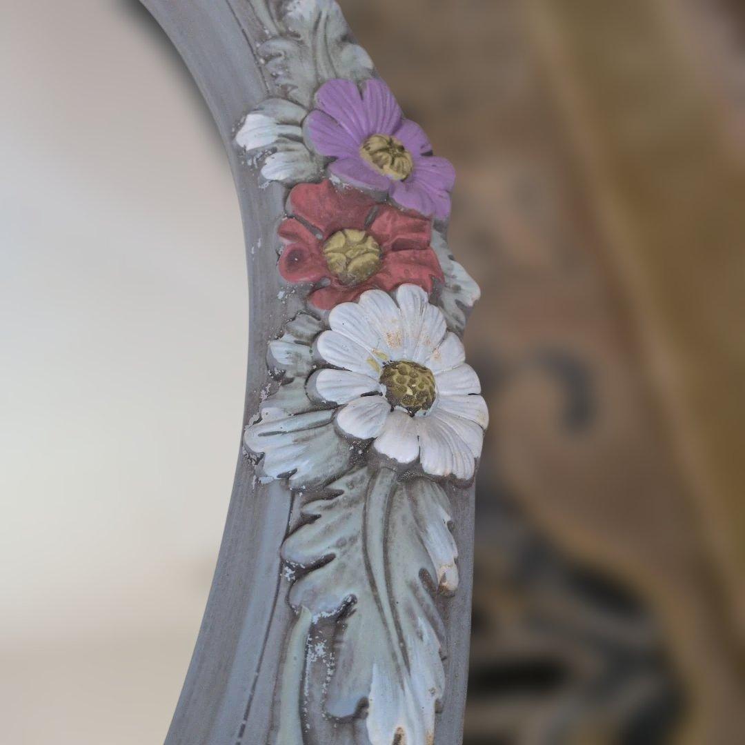 花柄彫刻の楕円形壁掛け鏡