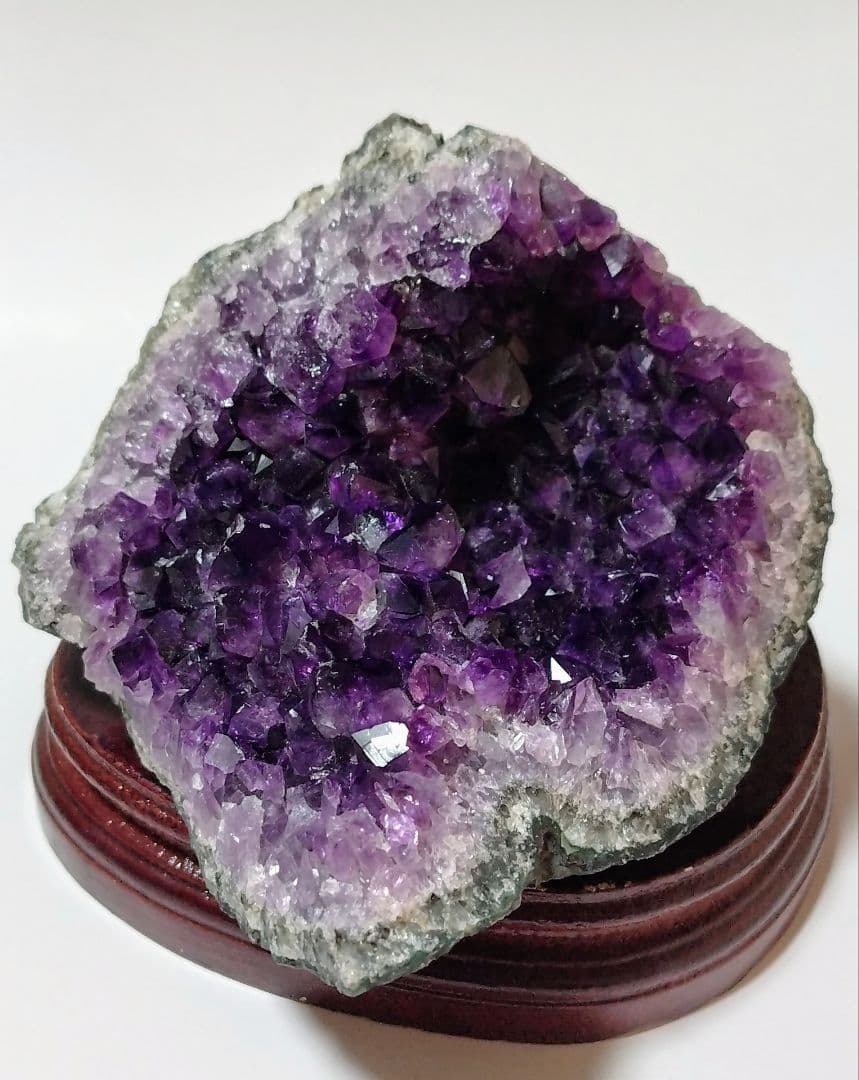 アメジスト　原石　クラスター　1.1kg 台座付