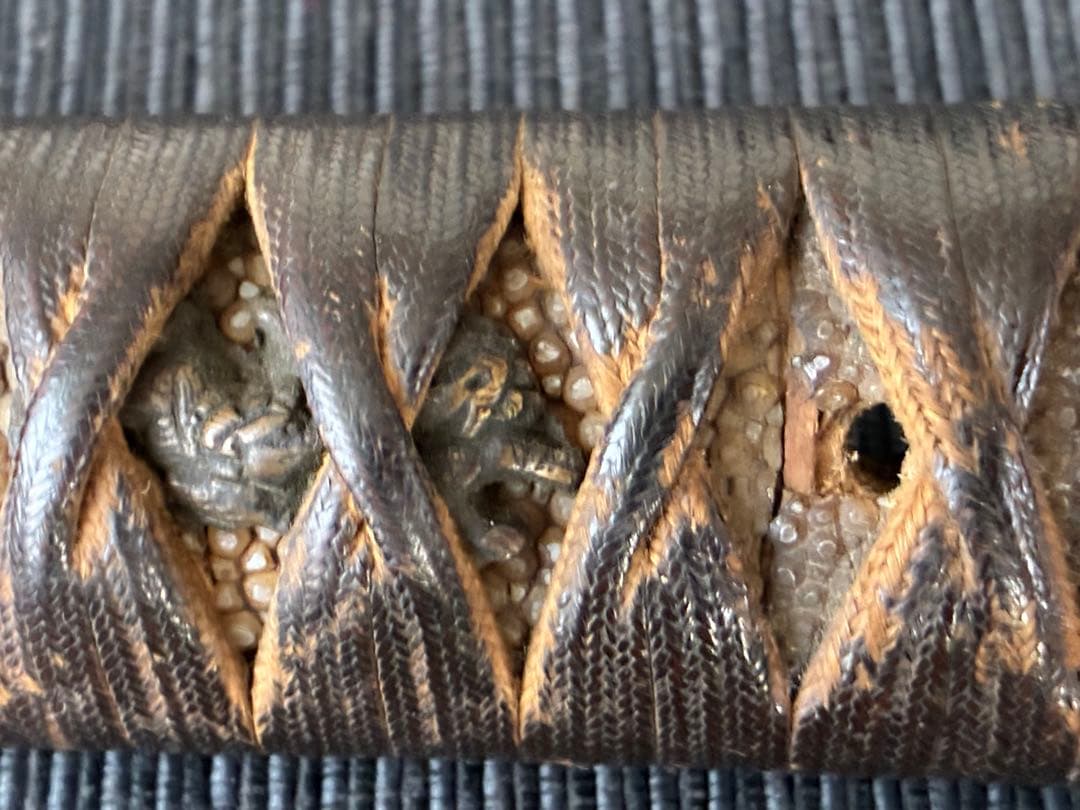 刀装具　脇差　柄前　鉄地縁頭　虎の図目貫　金山風透かし鍔　(江戸時代)