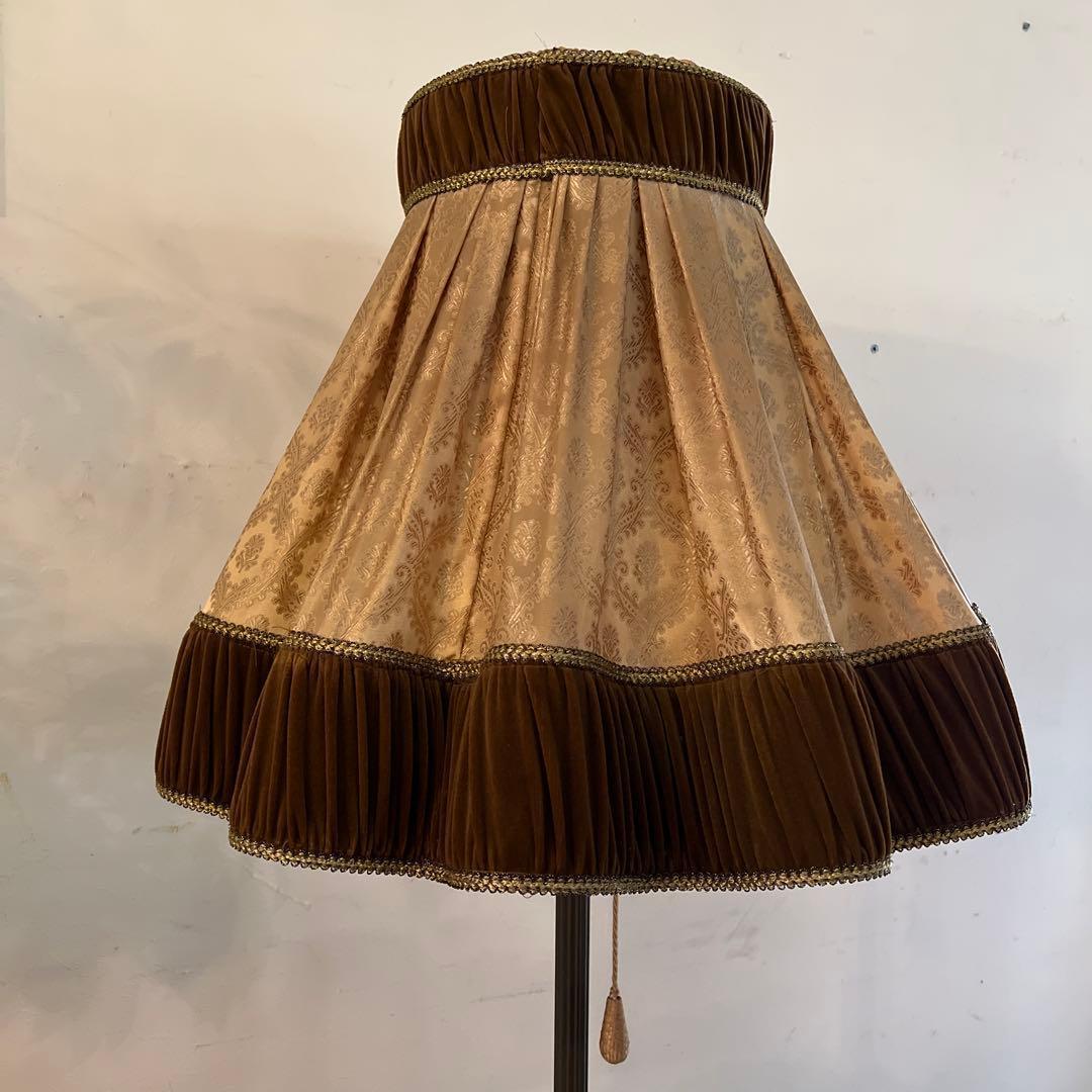 k208r124 大きなファブリックシェードのフロアランプ 金華山調 装飾支柱