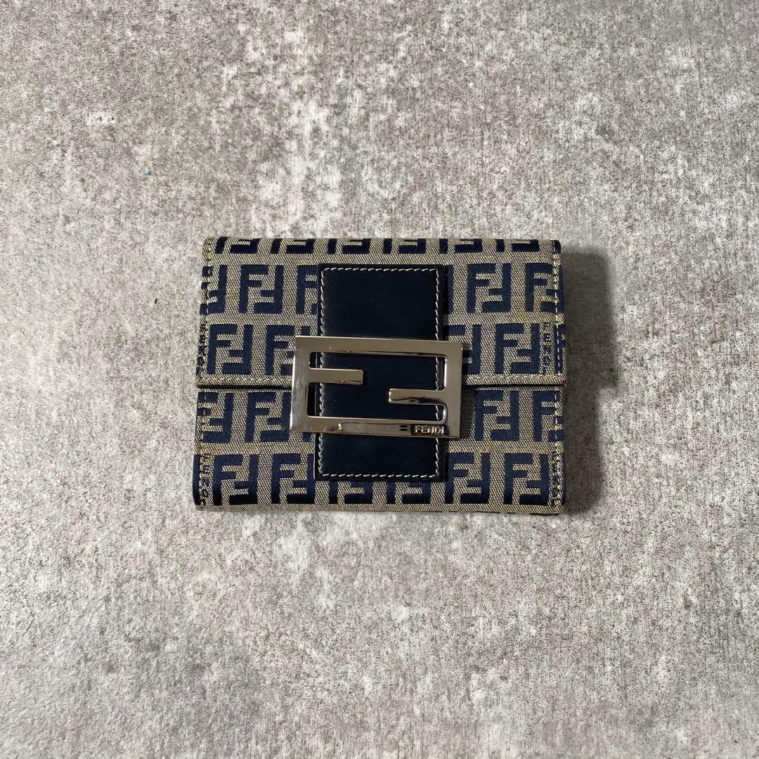 美品　FENDI フェンディ　折り財布　ズッカ柄　マンマバケット　グレー