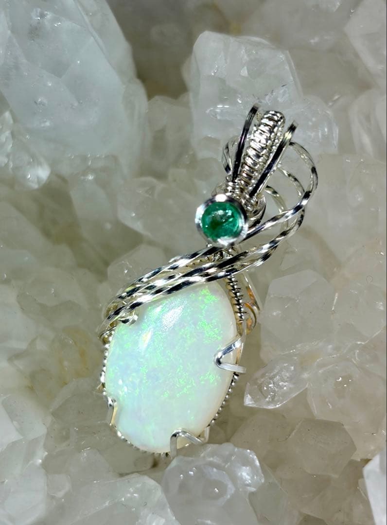 オパール　エメラルド　ペンダントトップ　ワイヤージュエリー