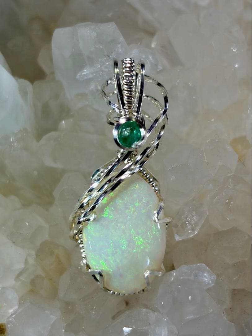 オパール　エメラルド　ペンダントトップ　ワイヤージュエリー