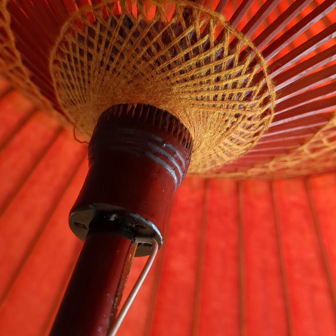 伝統的な赤い和傘