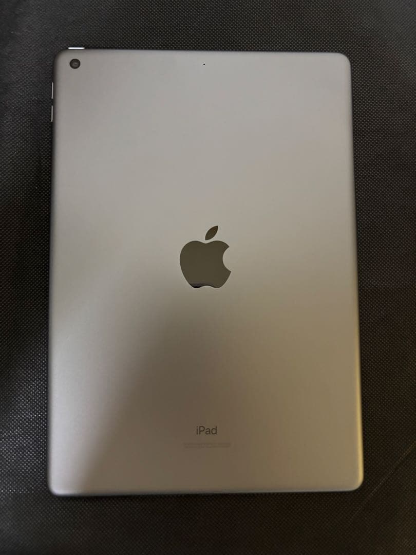 iPad 第8世代 シルバー キーボード付きケース