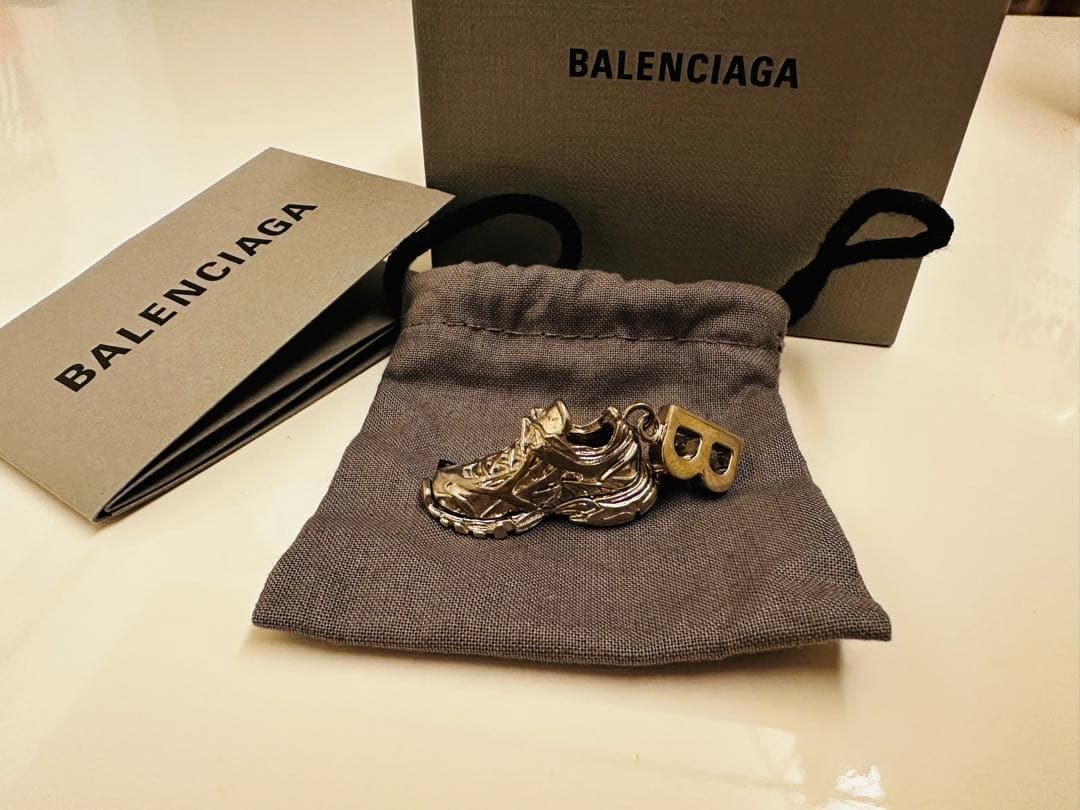 新品　BALENCIAGA スニーカー型　ピアス