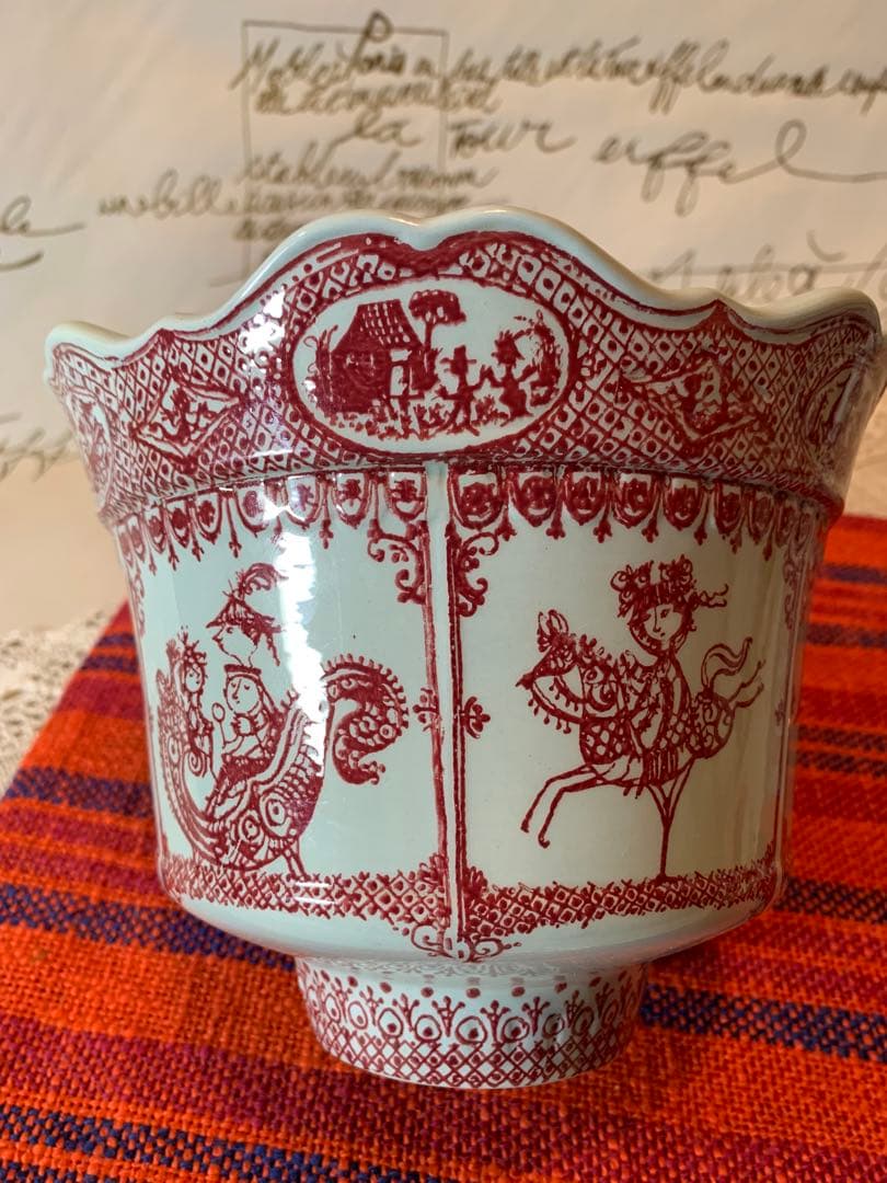 ビヨンヴィンブラッド　激レア・ビンテージのメリーゴーランド型の蓋物可愛すぎます！