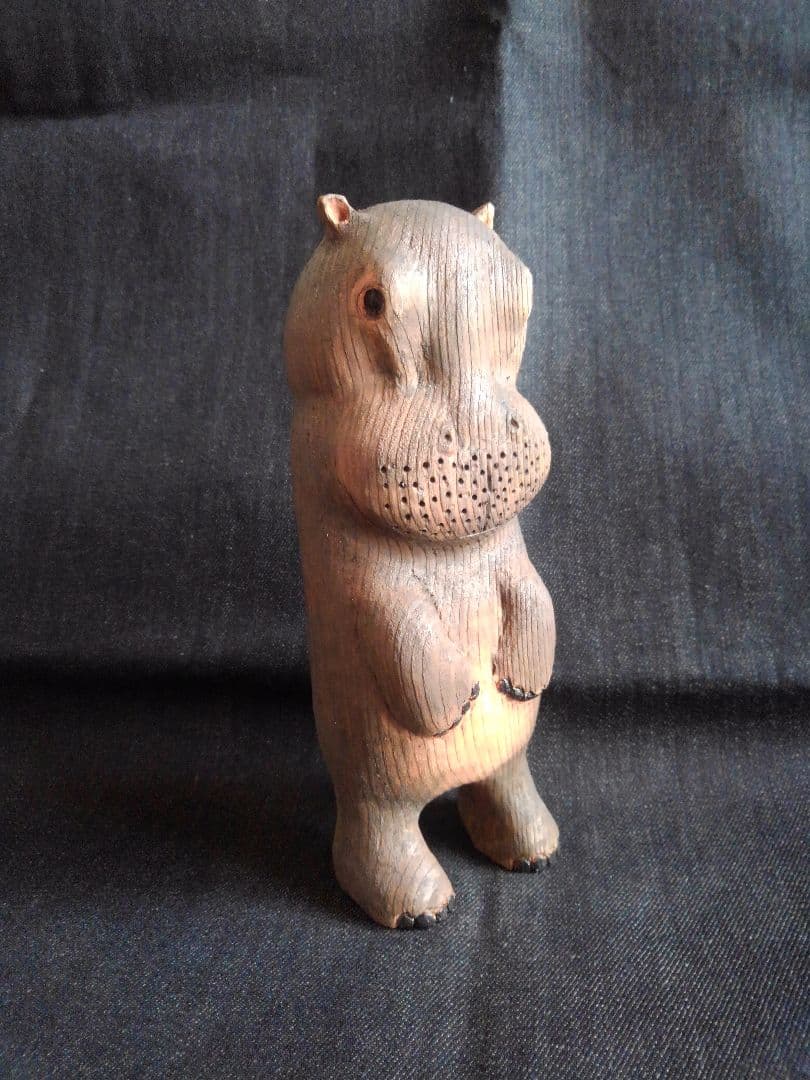 木彫りのカバ