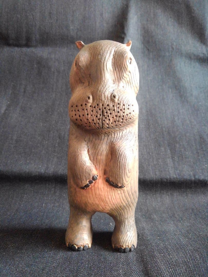 木彫りのカバ