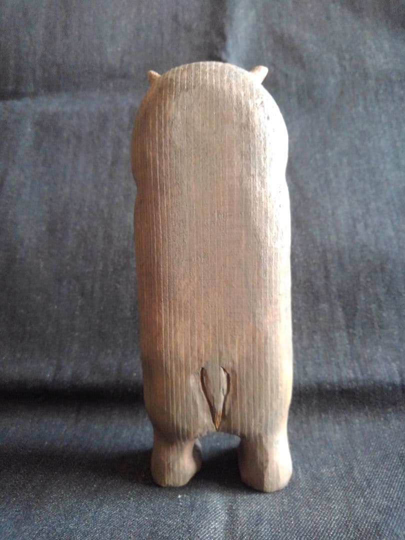 木彫りのカバ