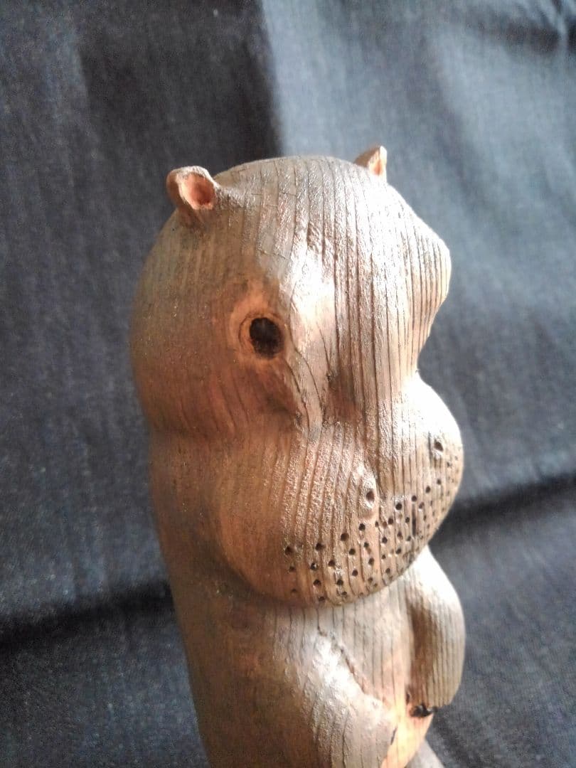 木彫りのカバ