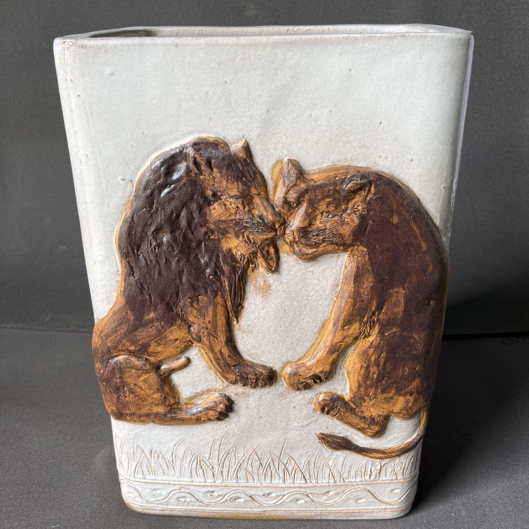 信楽焼傘立て  ライオンレリーフ 高さ４６cm