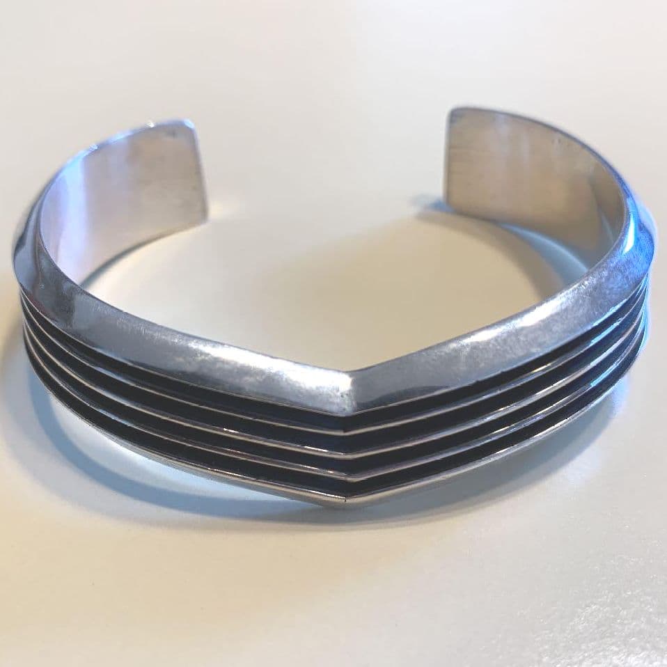 TOM HAWK 4ライン Vシェイプ バングル