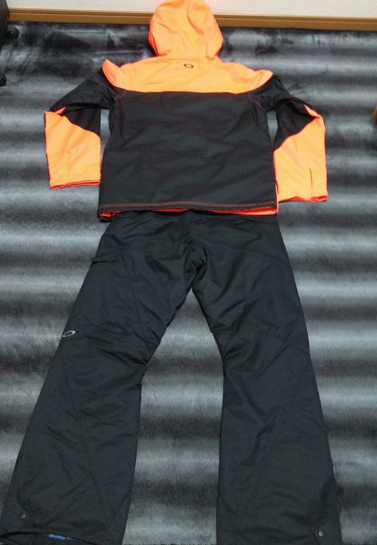 限定値下げ！Oakley スノーボードウェア　上下セット　上Sサイズ、下Mサイズ