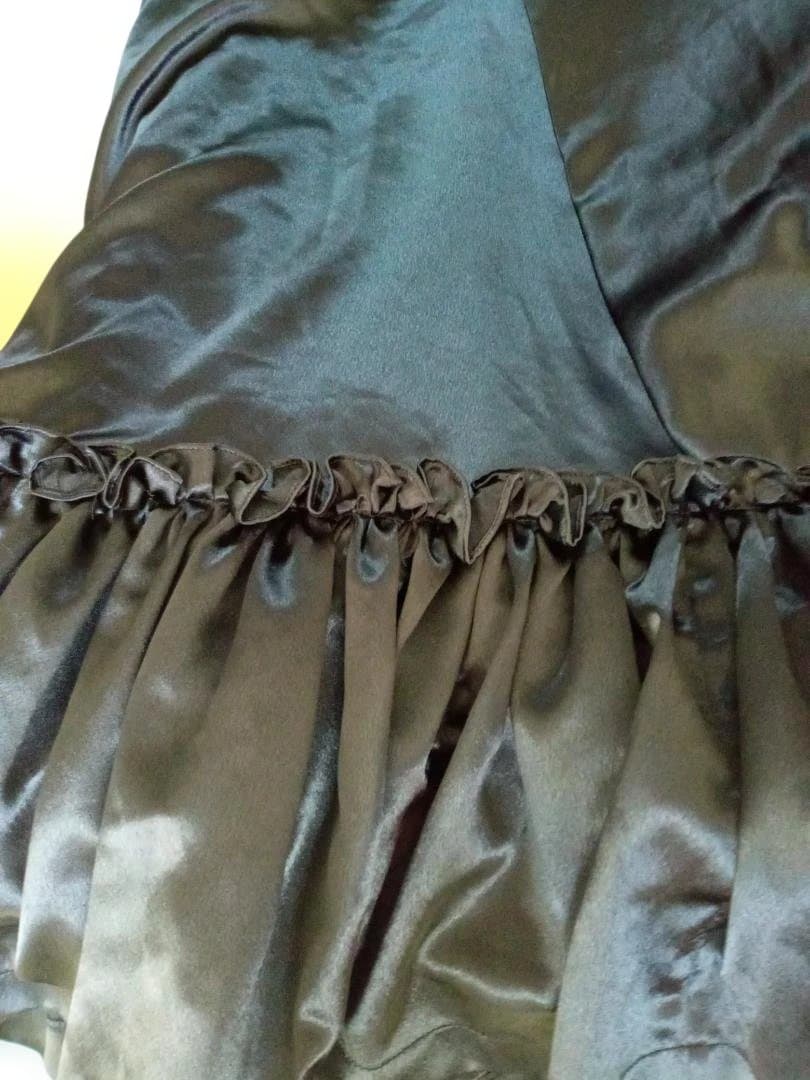 フラメンコ スカート 黒サテン地　裏赤 フリル付き