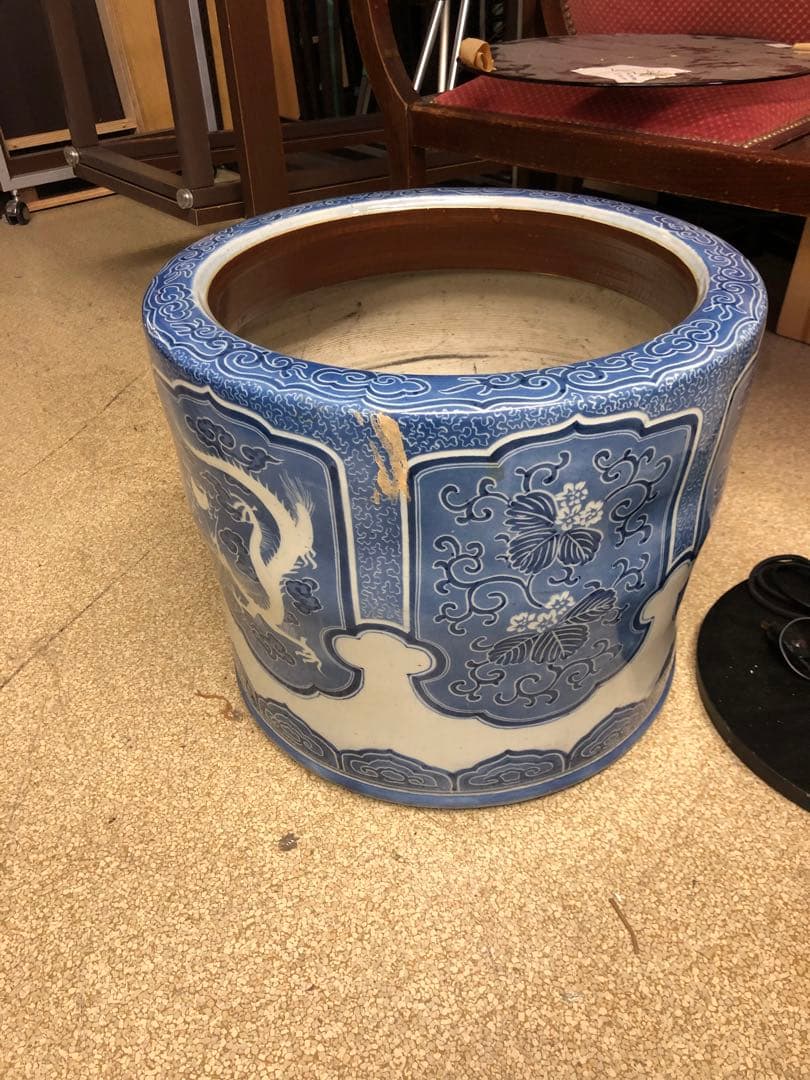 水弾きの技法を使った希少品　伊万里火鉢