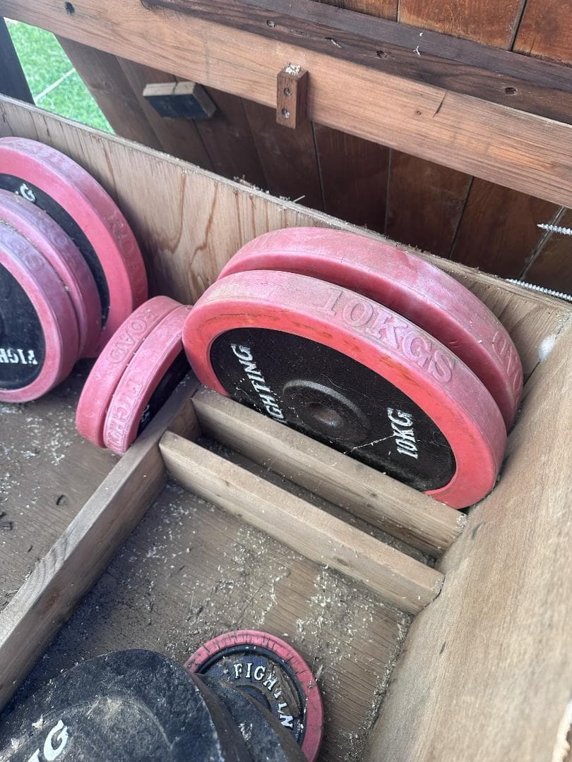 ウエイトトレーニング weight lifting cage, bars and weights