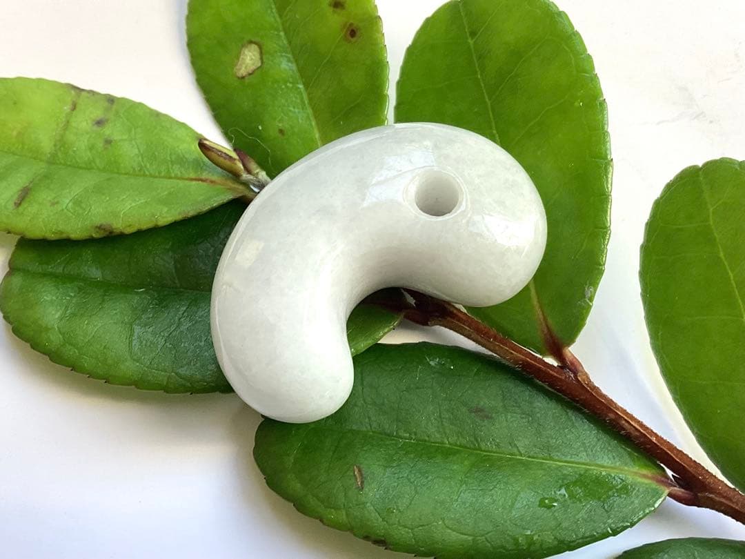 ✳️最後の1個 極上ラベンダー　糸魚川翡翠勾玉　お身近に本物の御守り石を　鑑別書付