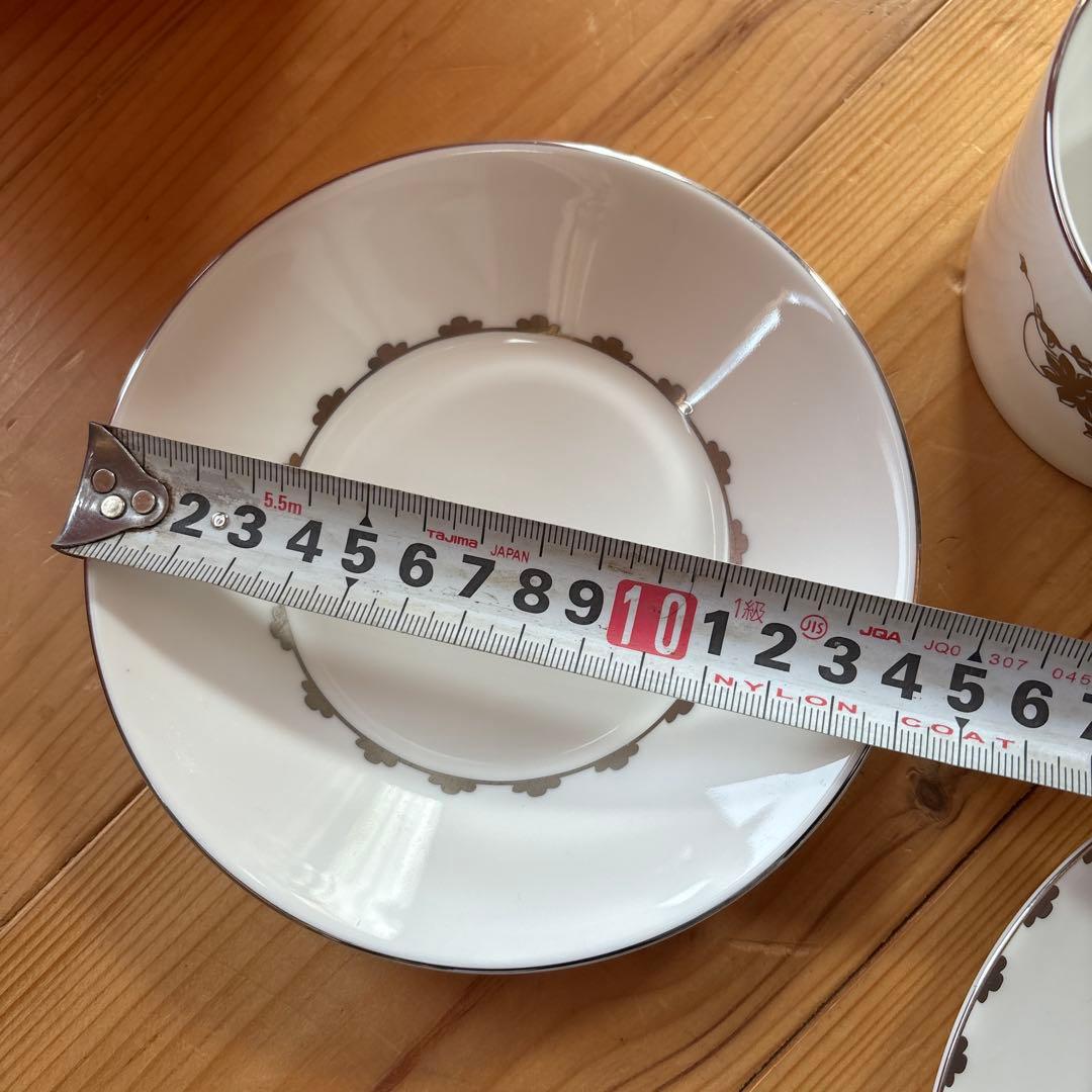 ウエッジウッド　プラチナアクセントプレート2枚とソーサーとマグカップ１セット