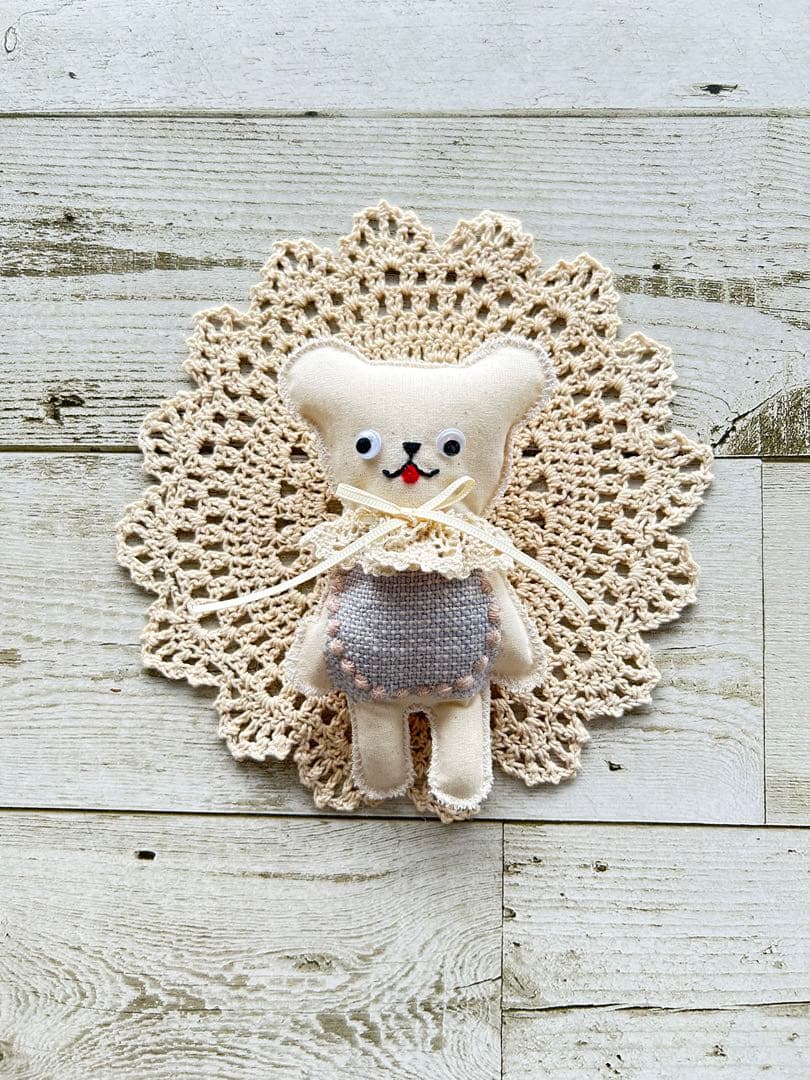 ベロンチョちびくまちゃん　ミナペルホネン　ハンドメイド　ブローチチャーム