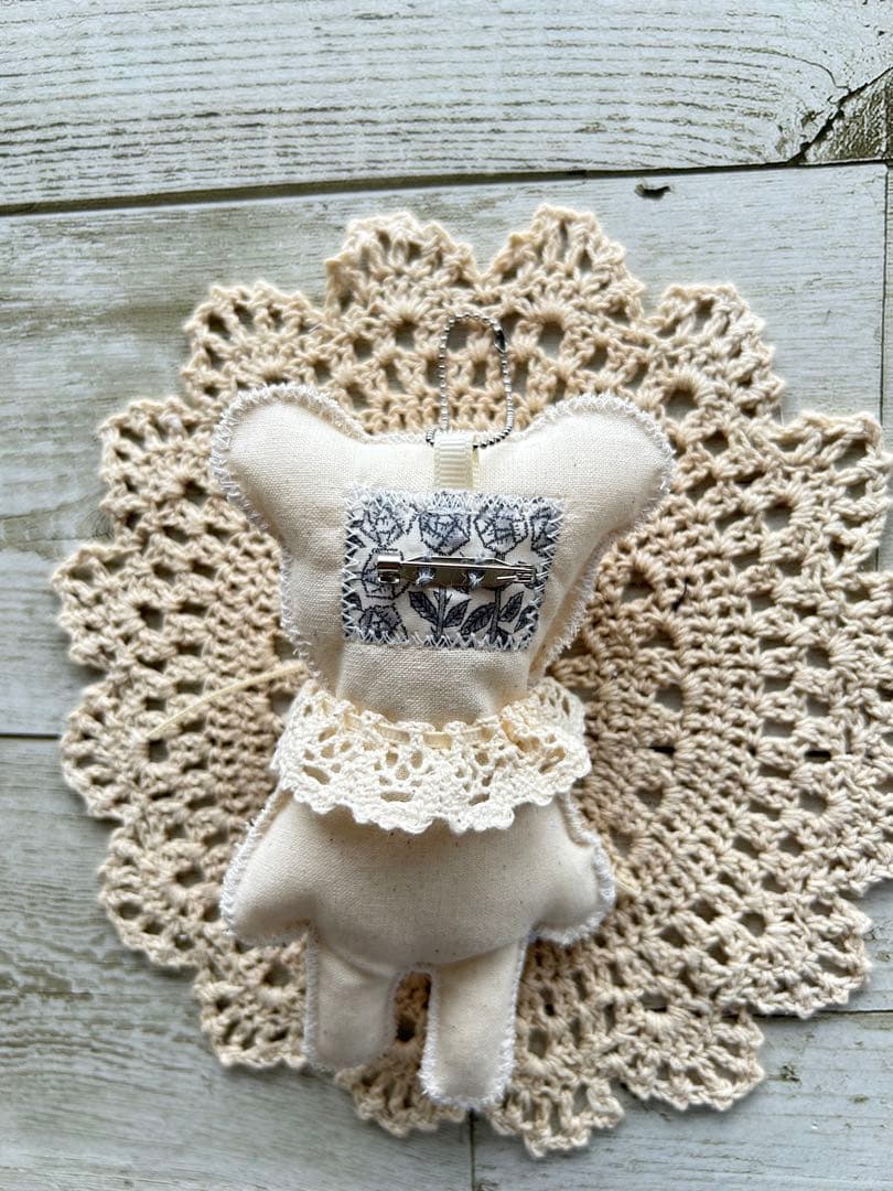 ベロンチョちびくまちゃん　ミナペルホネン　ハンドメイド　ブローチチャーム