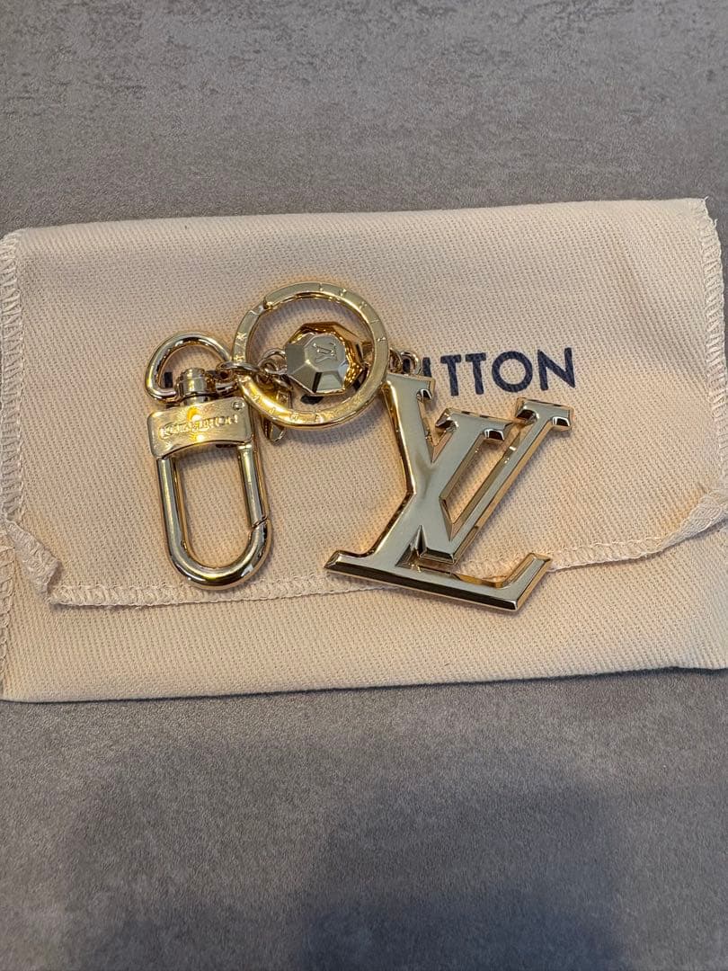 LOUIS VUITTON LVロゴキーホルダー