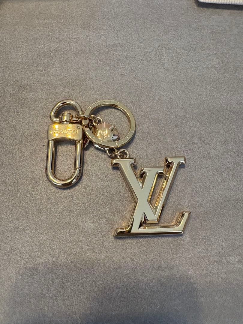 LOUIS VUITTON LVロゴキーホルダー