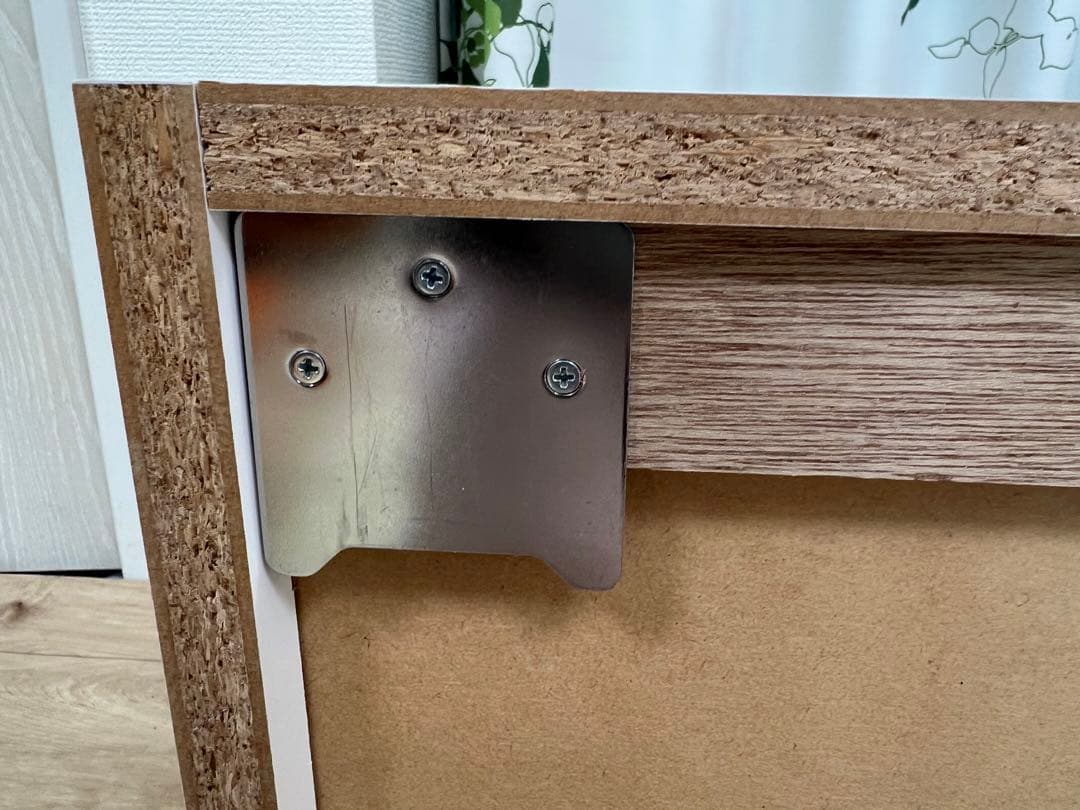 ホッチキスで壁面に取り付け可能なウォールシェルフ(ベルメゾン)