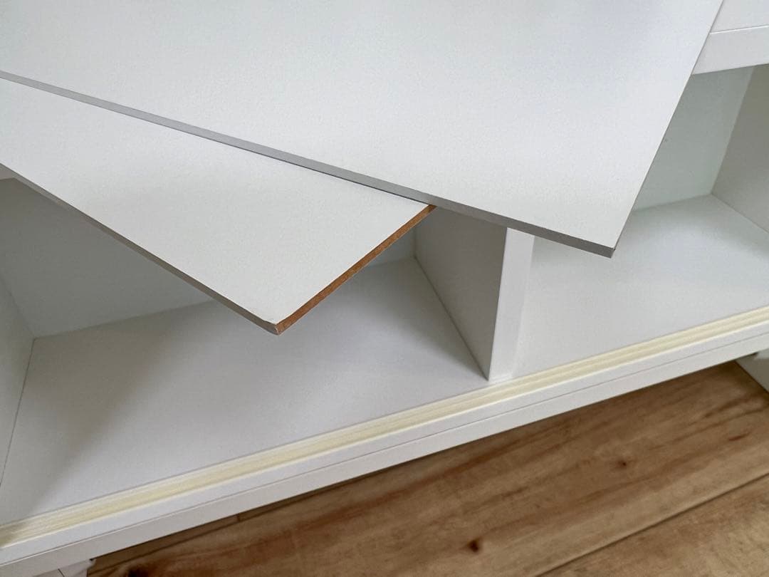 ホッチキスで壁面に取り付け可能なウォールシェルフ(ベルメゾン)