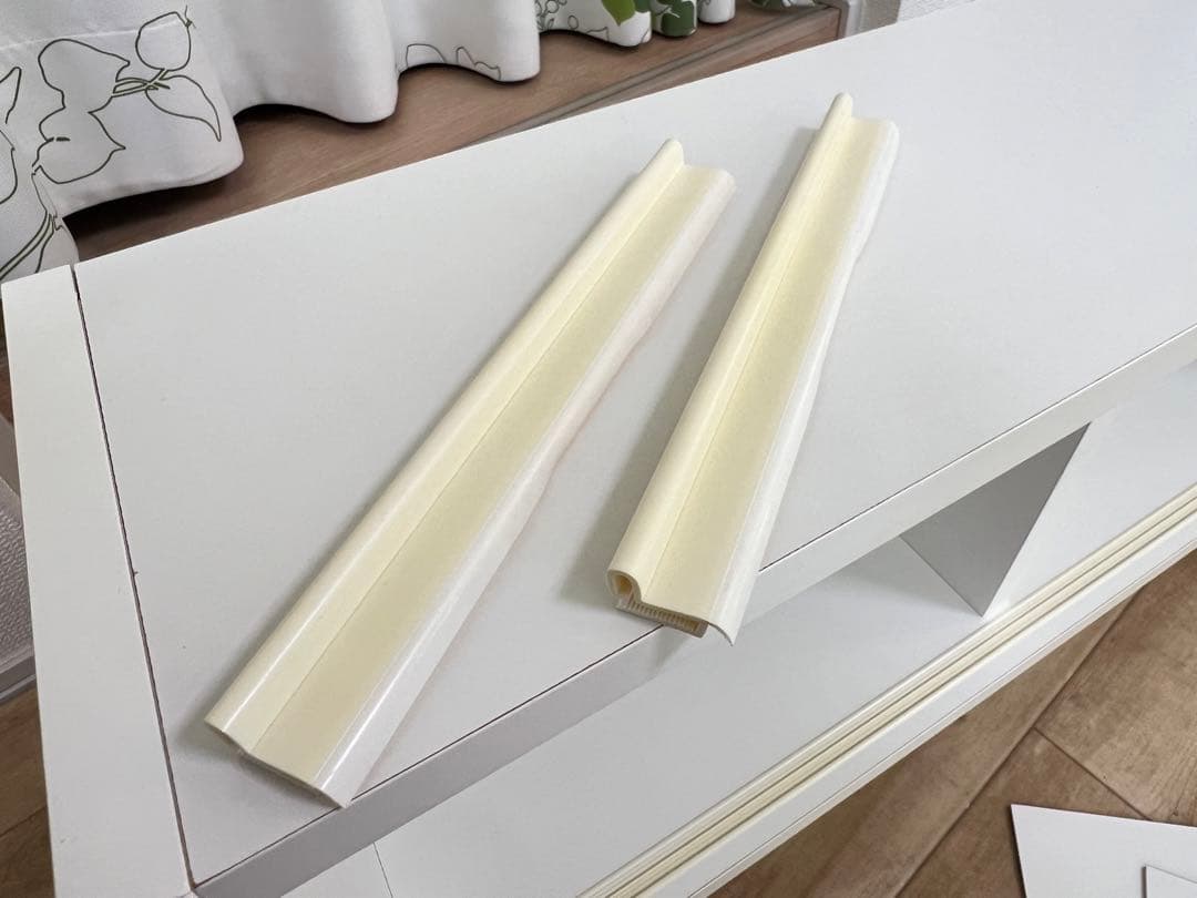 ホッチキスで壁面に取り付け可能なウォールシェルフ(ベルメゾン)