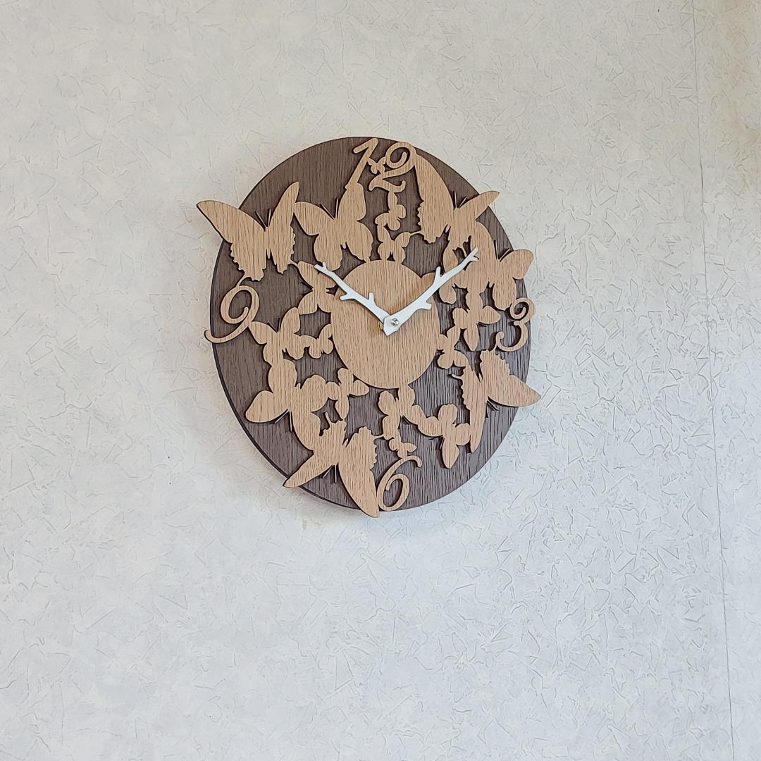 北欧風　蝶のデザイン木製掛け時計　静音タイプ 茶色