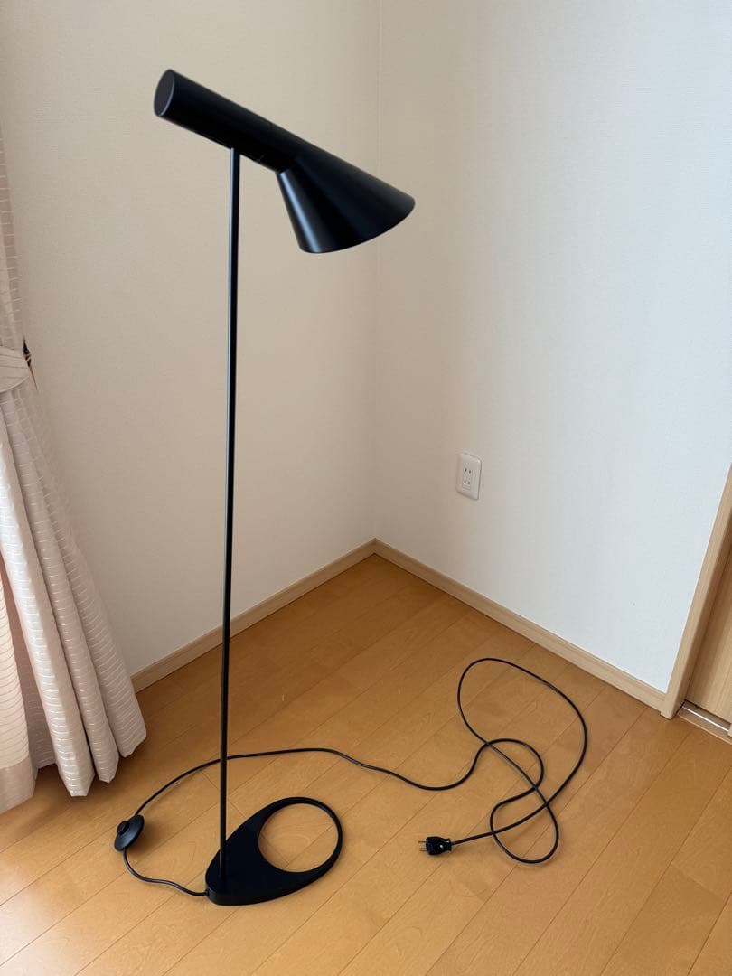Louis Poulsen AJ スチールフロアランプ 　ブラック