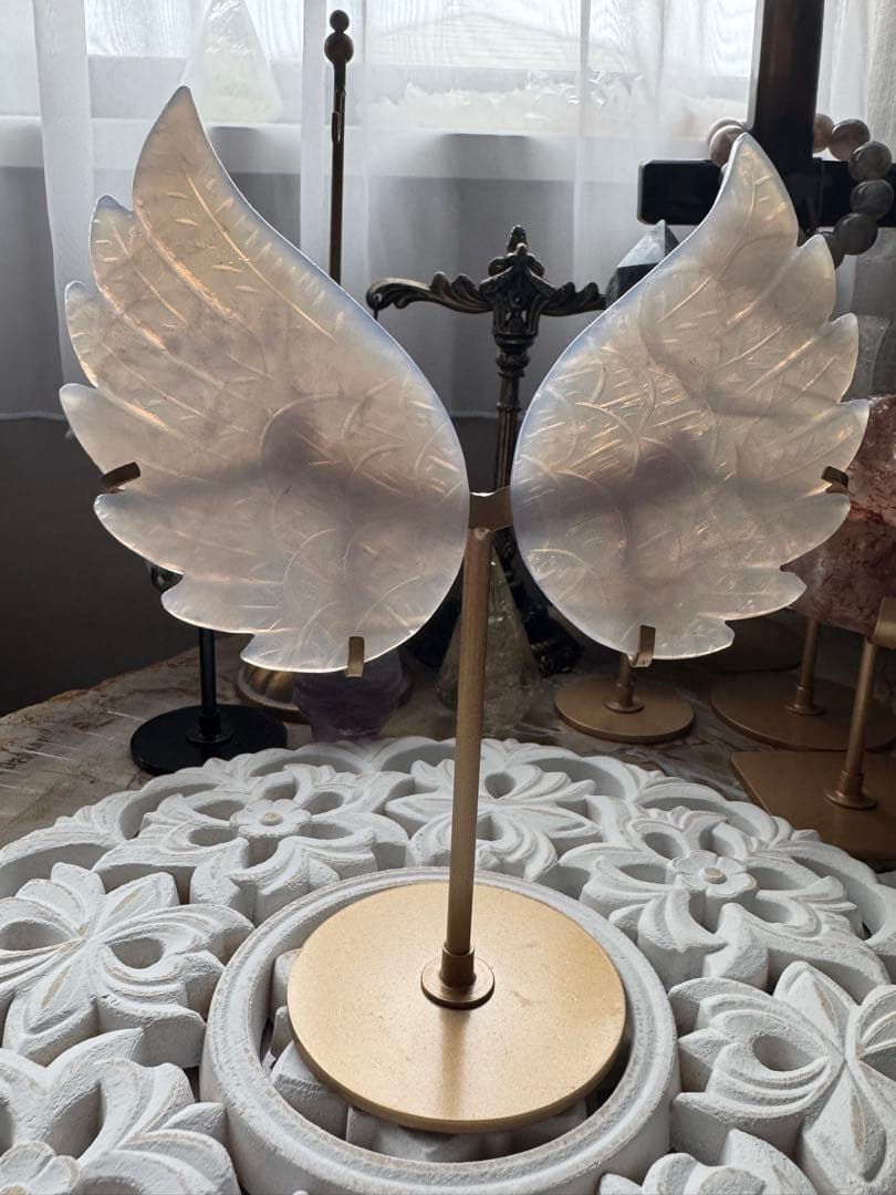 優しい光を放つ ブルーローズクォーツ エンジェルウィング ゴールドスタンド付き