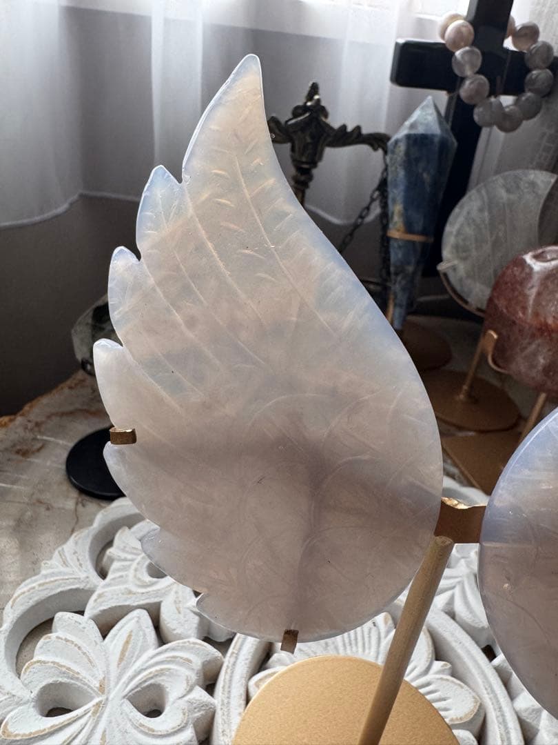 優しい光を放つ ブルーローズクォーツ エンジェルウィング ゴールドスタンド付き